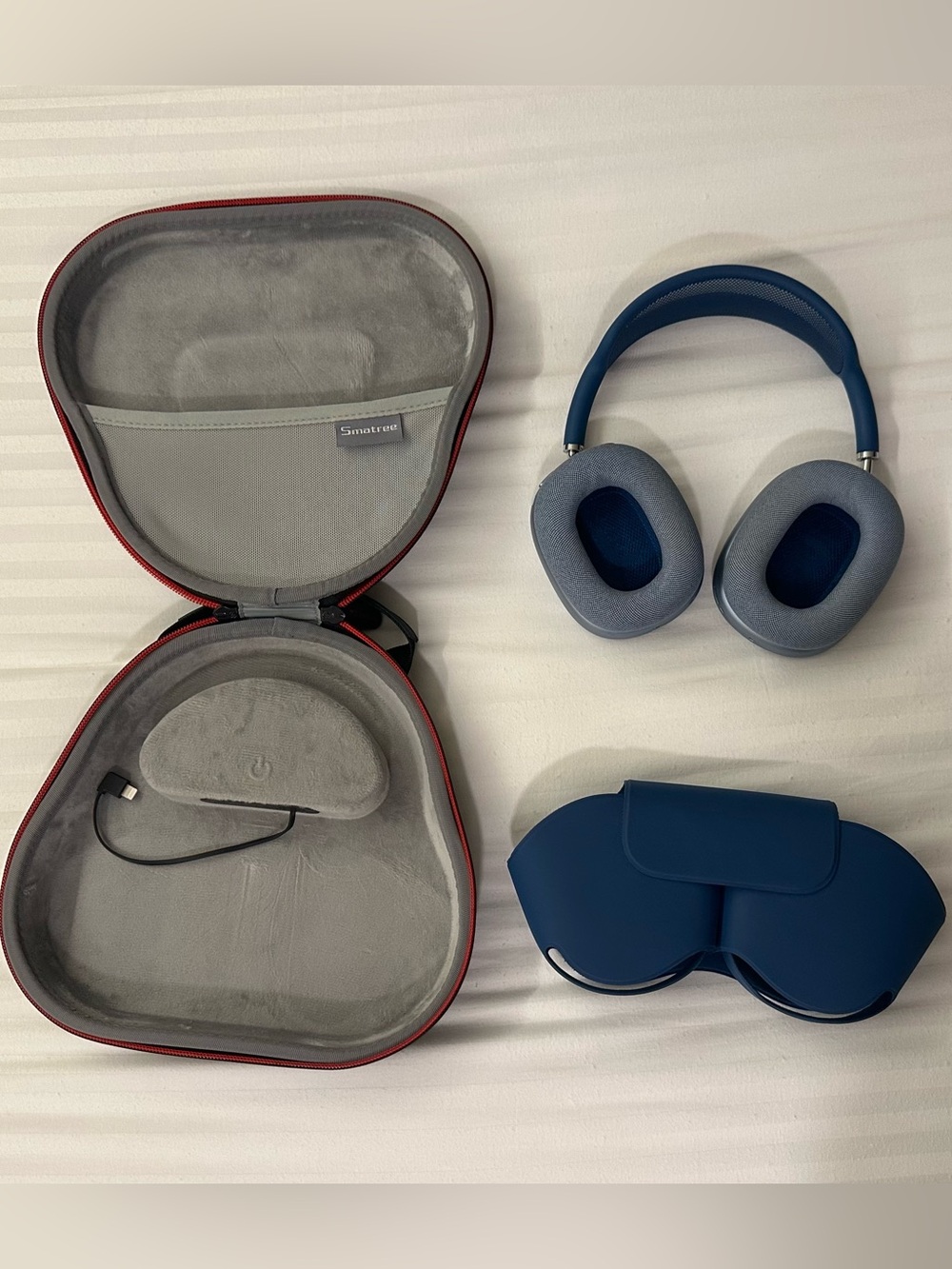 Apple AirPods Max Sky Blue Like New + Charging Travel Case Bundle